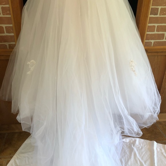 Cinderella style wedding gown - Picture 7 of 8